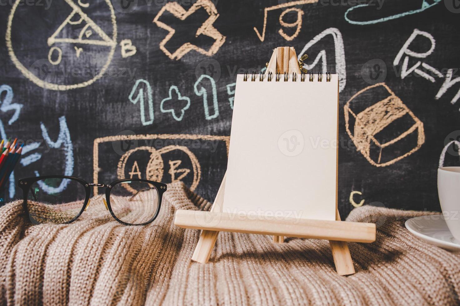 cuaderno en el salón de clases foto