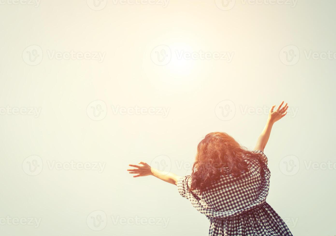 joven mujer aumento su manos dentro el cielo con amanecer entonces fresco. foto