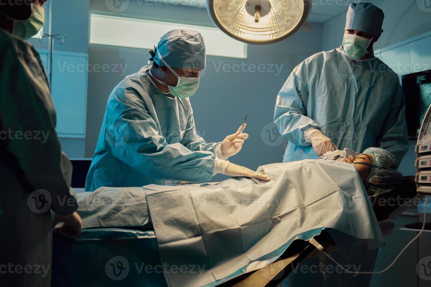 equipo cirujanos operando en hospital foto