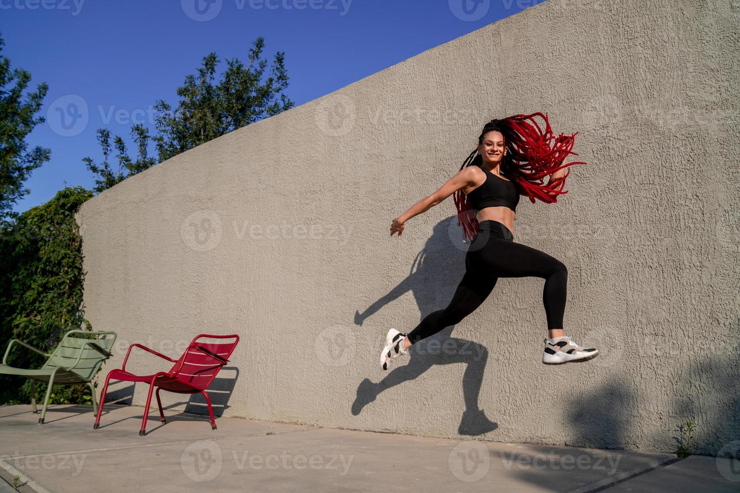 ajuste joven mujer saltando y corriendo foto