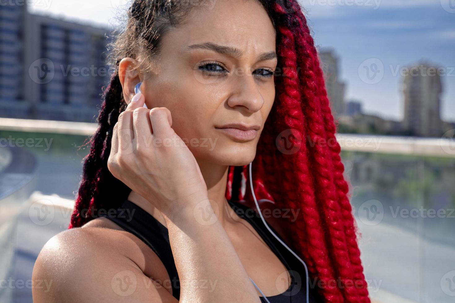 aptitud física, retrato de un mujer fuera de para un rutina de ejercicio y formación para sano estilo de vida y cuerpo bienestar. cara de Deportes hembra o atleta, energía y poder foto