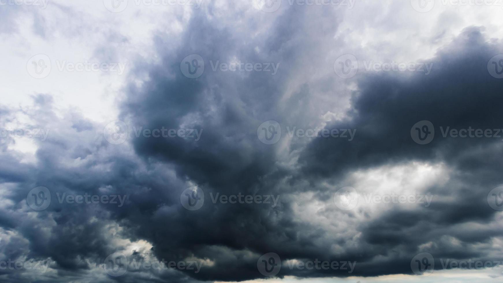 el cielo oscuro con nubes pesadas que convergen y una tormenta violenta antes de la lluvia. cielo y medio ambiente con mal tiempo o de mal humor. emisiones de dióxido de carbono, efecto invernadero, calentamiento global, cambio climático foto