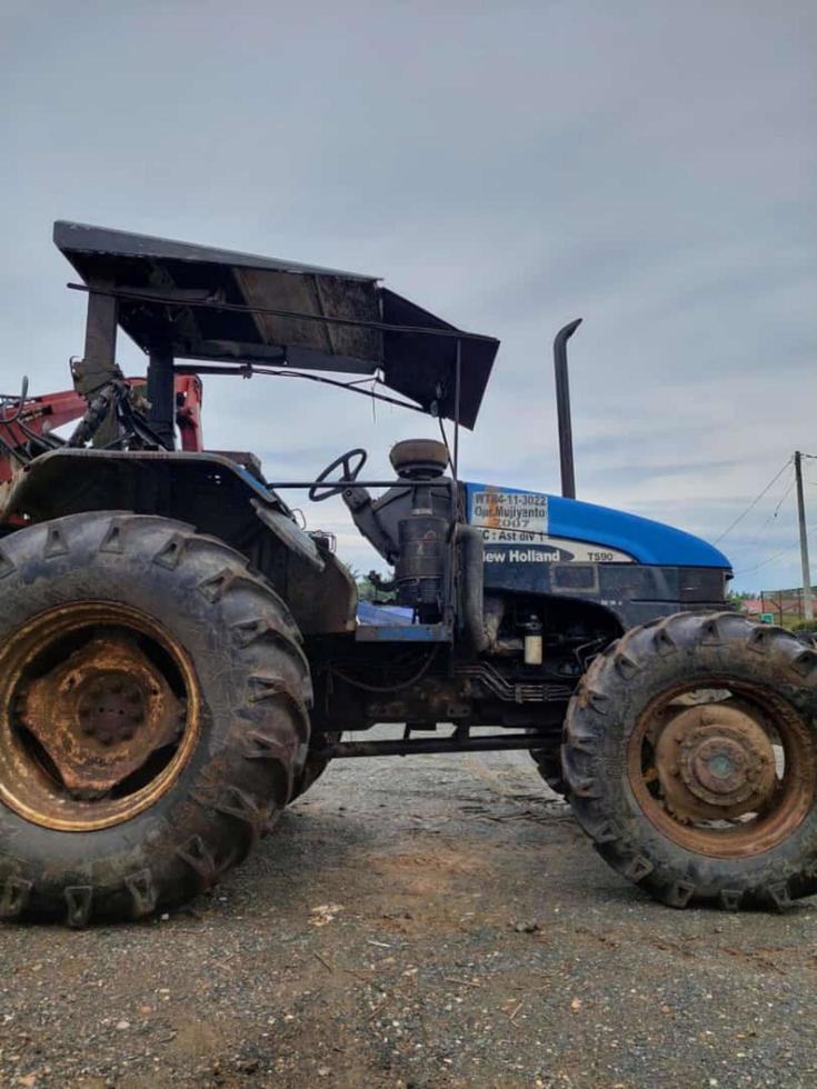 Indonesia yogyakarta 1 febrero 2023 tractor usado para petróleo palma plantaciones foto