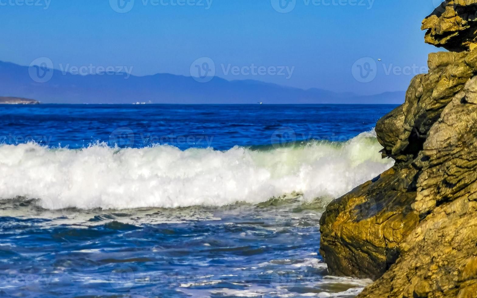 hermosas rocas acantilados olas surfistas en la playa puerto escondido mexico. foto