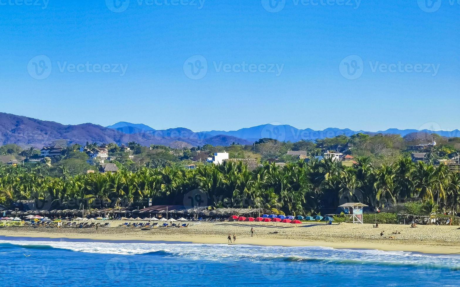 Dom playa acantilados rocas olas palmas montañas puerto escondido México. foto