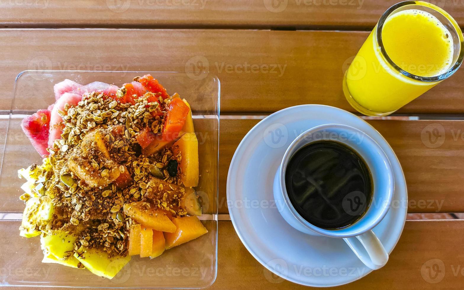 desayuno a restaurante frutas con harina de avena naranja jugo y café. foto