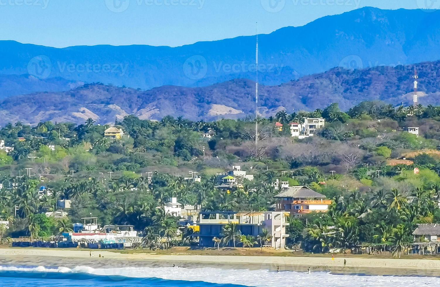 Dom playa acantilados rocas olas palmas montañas puerto escondido México. foto