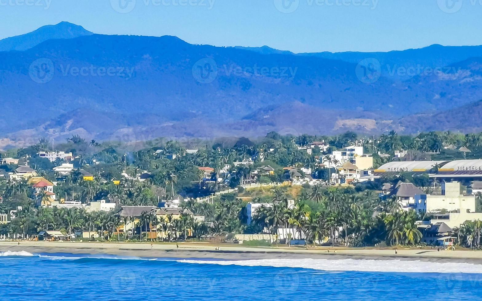 Dom playa acantilados rocas olas palmas montañas puerto escondido México. foto