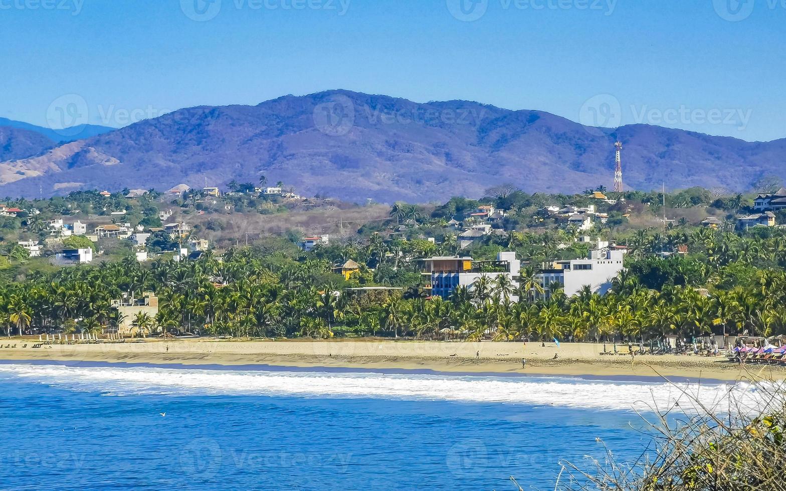 Dom playa acantilados rocas olas palmas montañas puerto escondido México. foto