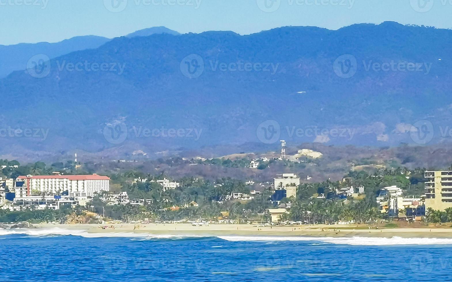 Dom playa acantilados rocas olas palmas montañas puerto escondido México. foto