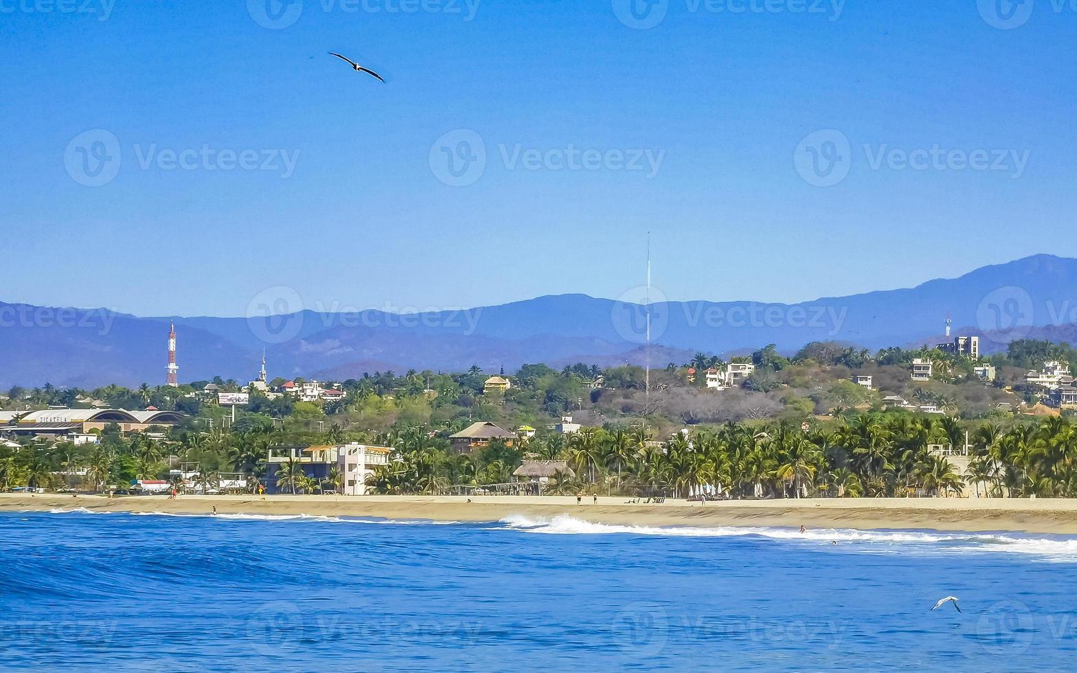 Dom playa acantilados rocas olas palmas montañas puerto escondido México. foto