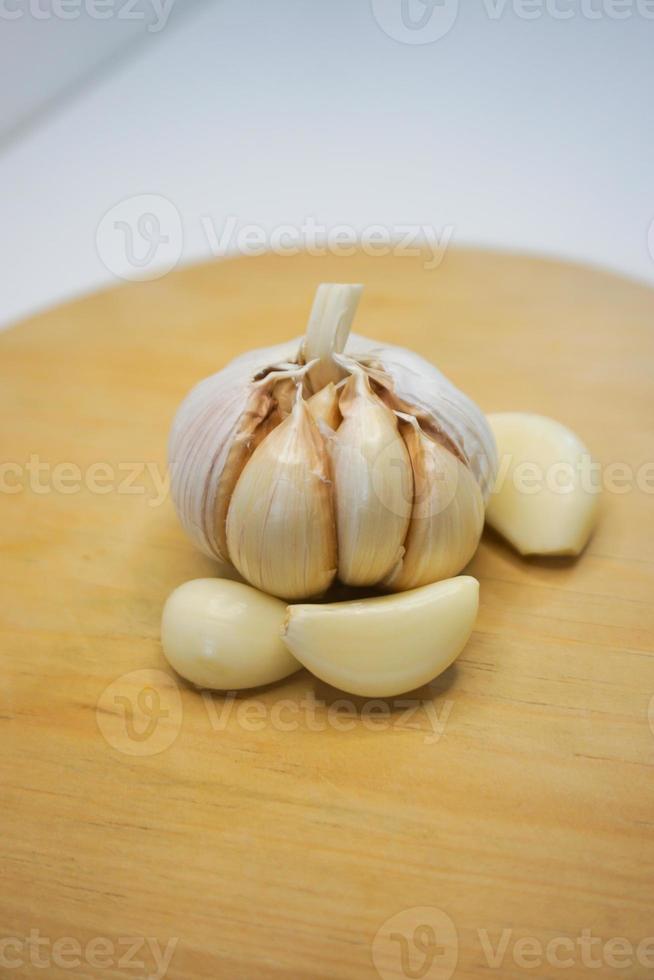 Garlic and garlic cloves on a wooden chopping board. Garlic product photo in photo studio. portraits.