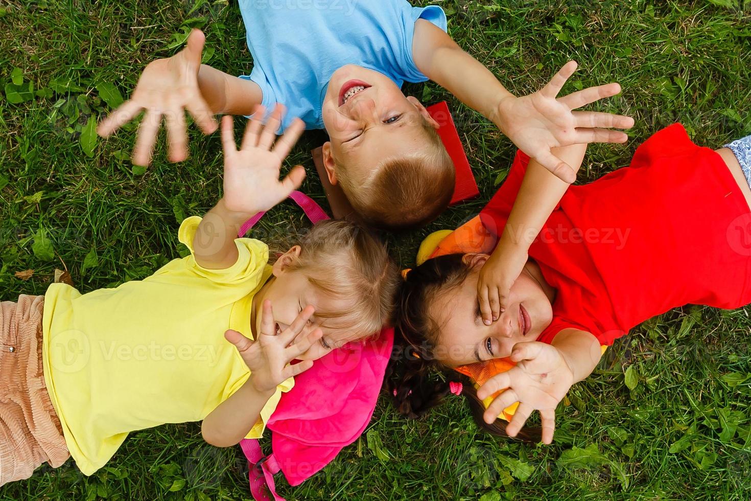 niños teniendo bueno hora en el parque. foto