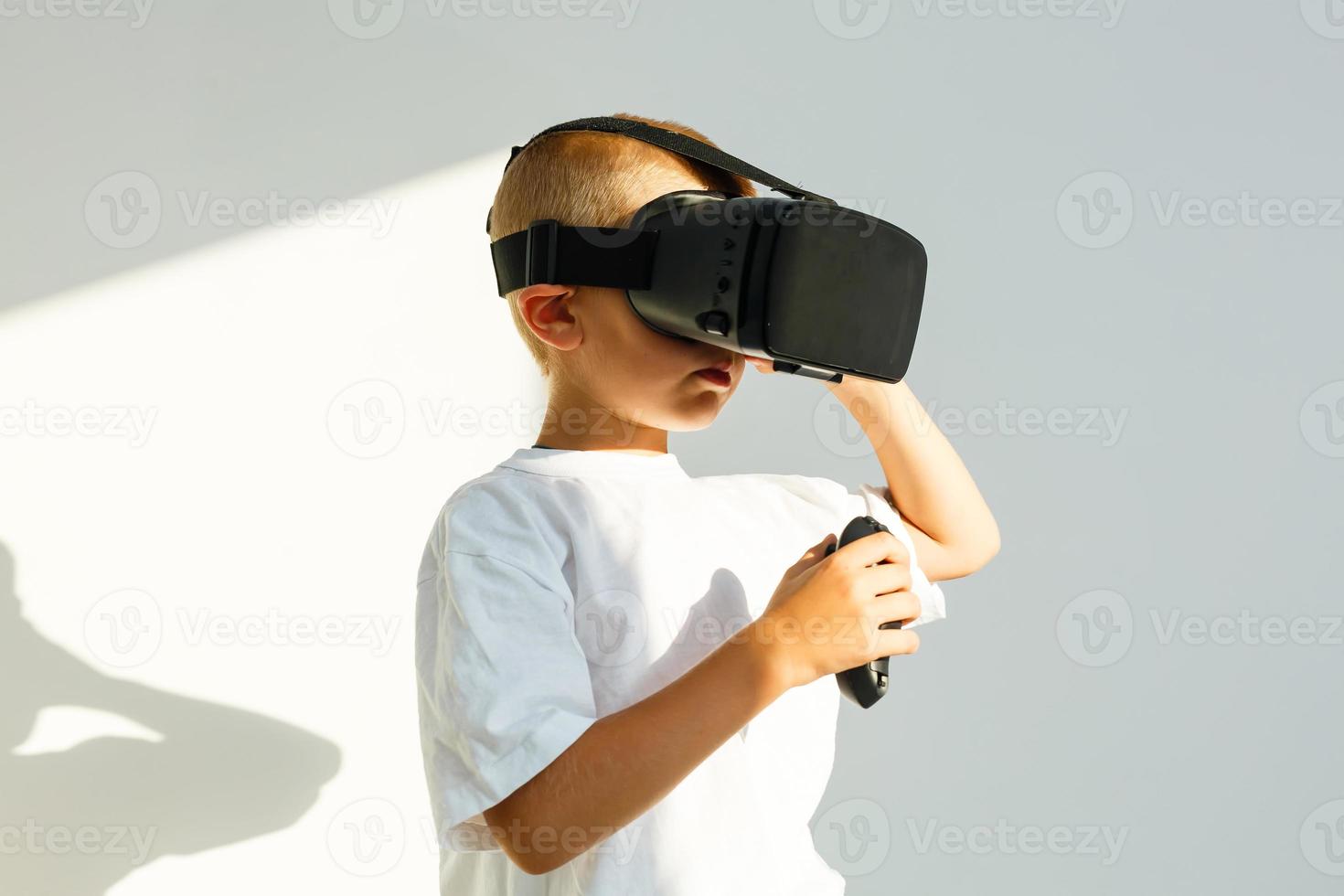 niños experimentando virtual realidad aislado en blanco antecedentes. sorprendido pequeño chico mirando en vr lentes. foto