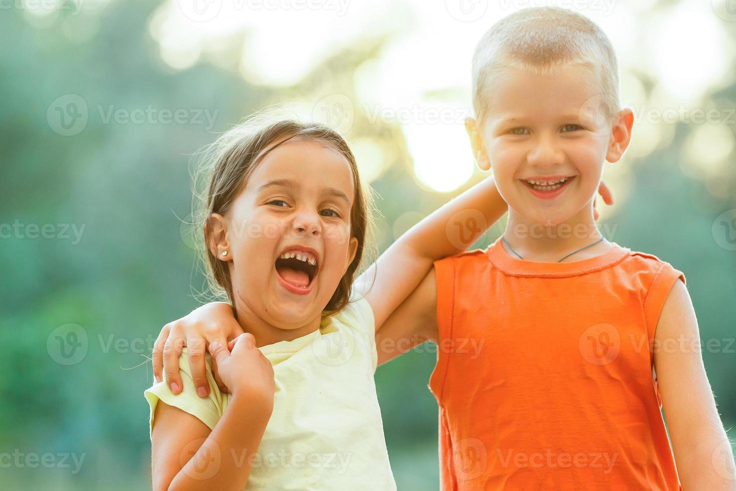 retrato de niños con amigos en excursionismo aventuras en bosque foto