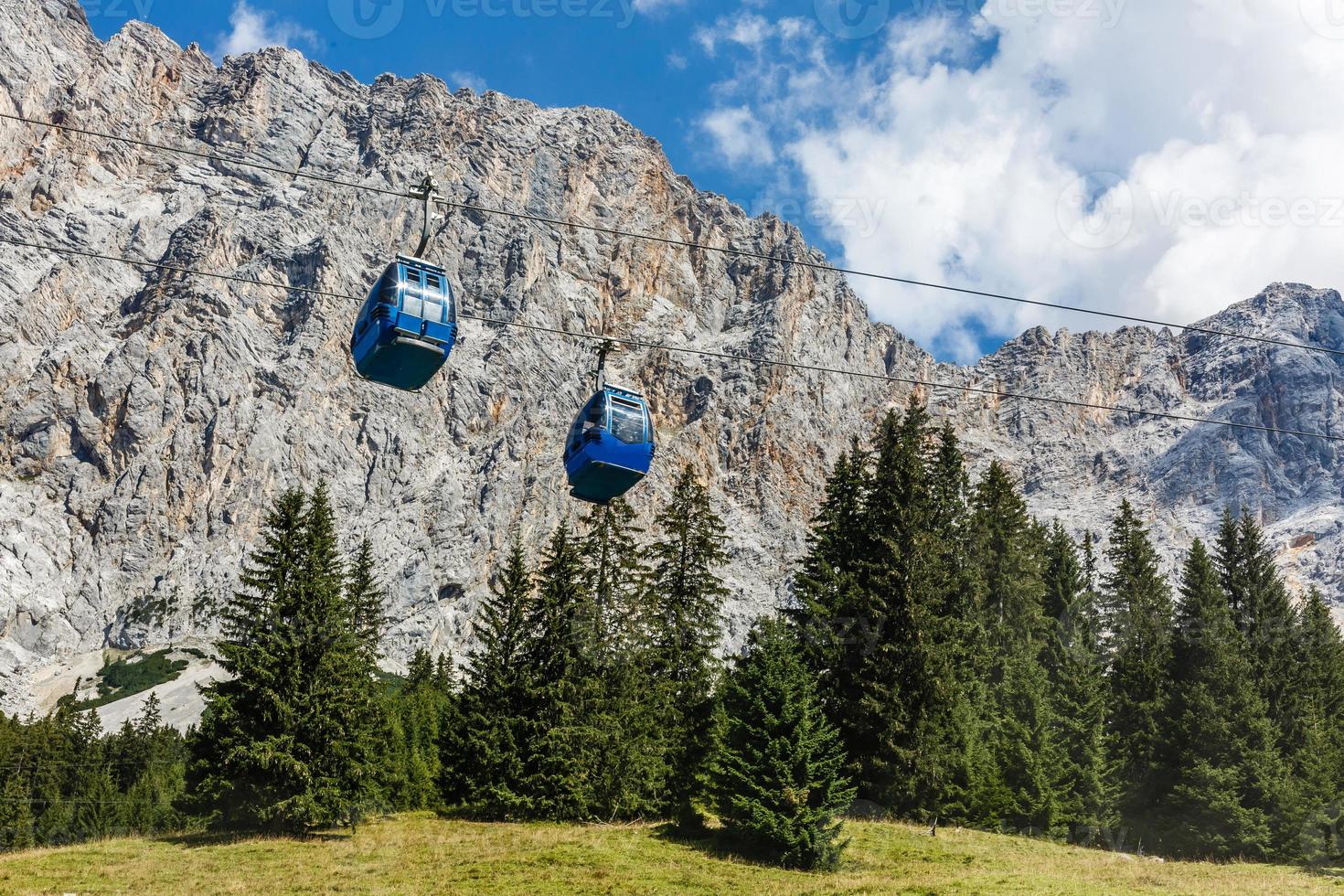 esquí levantar en verano. cable coche. ver desde el montaña. hermosa paisaje. esquí pista en verano. funicular. montañoso terreno. foto