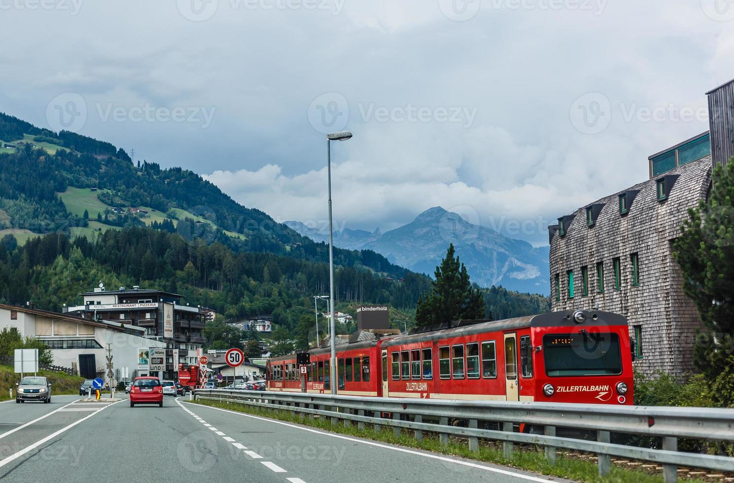 la carretera torneado en el montañas, Alpes antecedentes foto