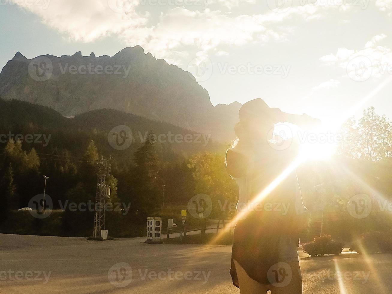 hembra caminando cerca ehrwald, Tirol, Austria. foto