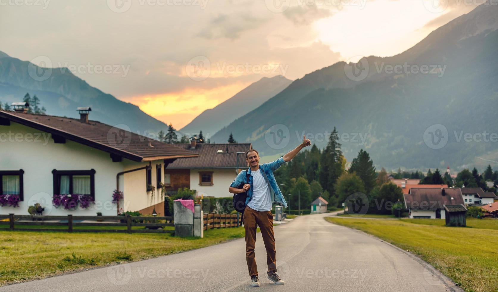 hombre en un montaña la carretera foto