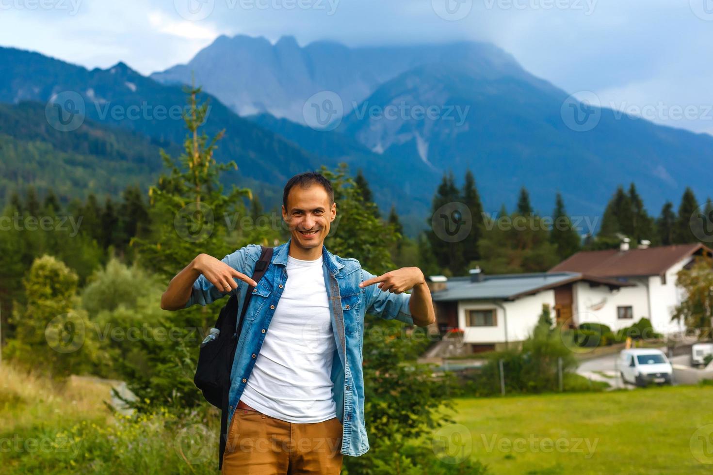 felicidad, anuncio publicitario, moda, gesto y personas concepto - sonriente hombre en camiseta señalando dedo en él mismo terminado auto espectáculo antecedentes foto