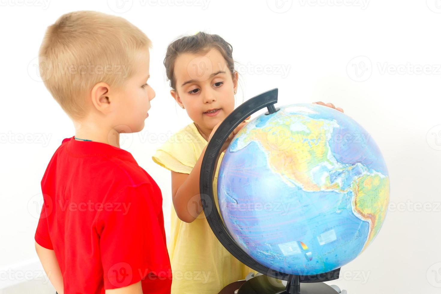 dos elemental colegio estudiantes mirando a globo foto