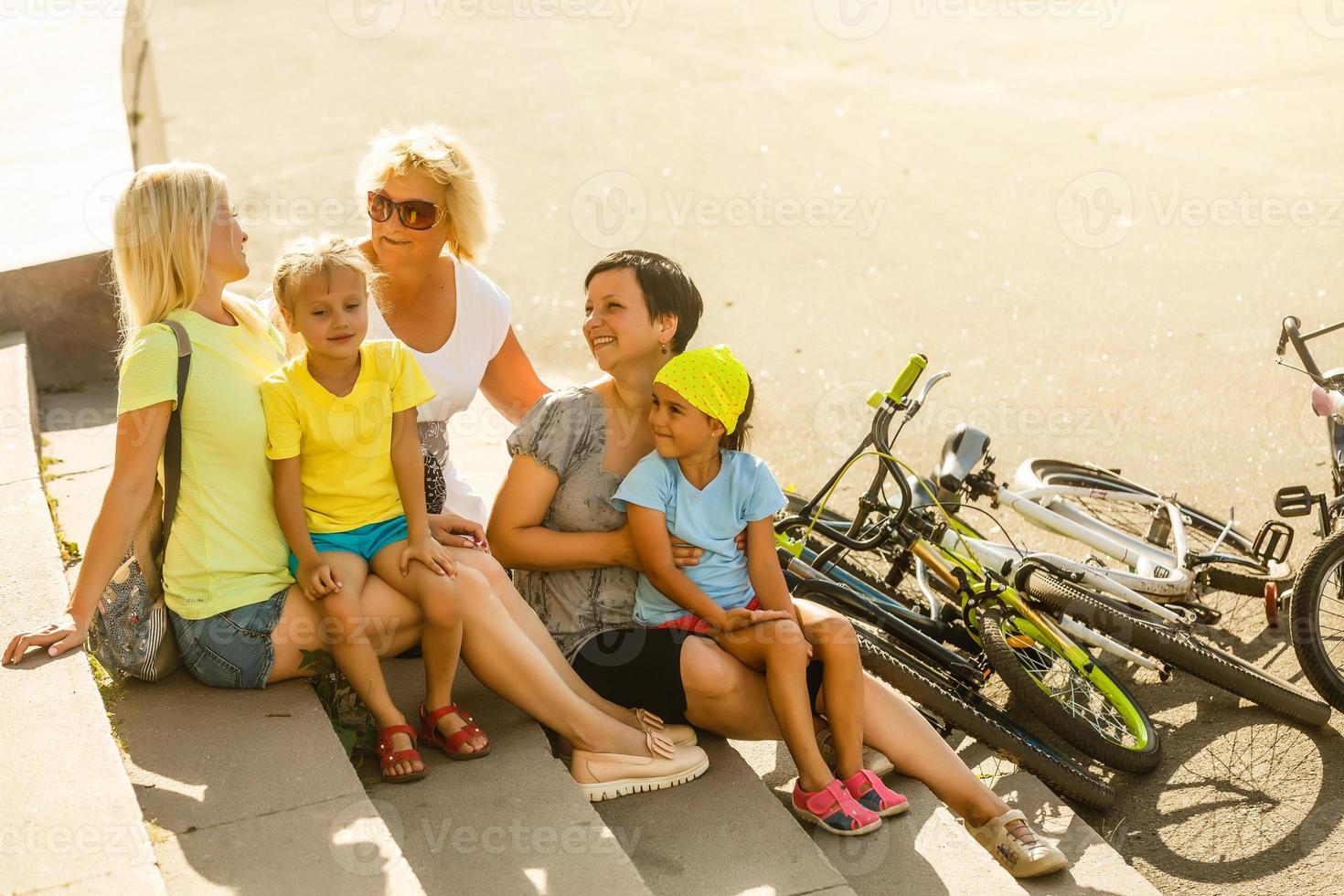 familia descansando en verano parque con bicicletas foto