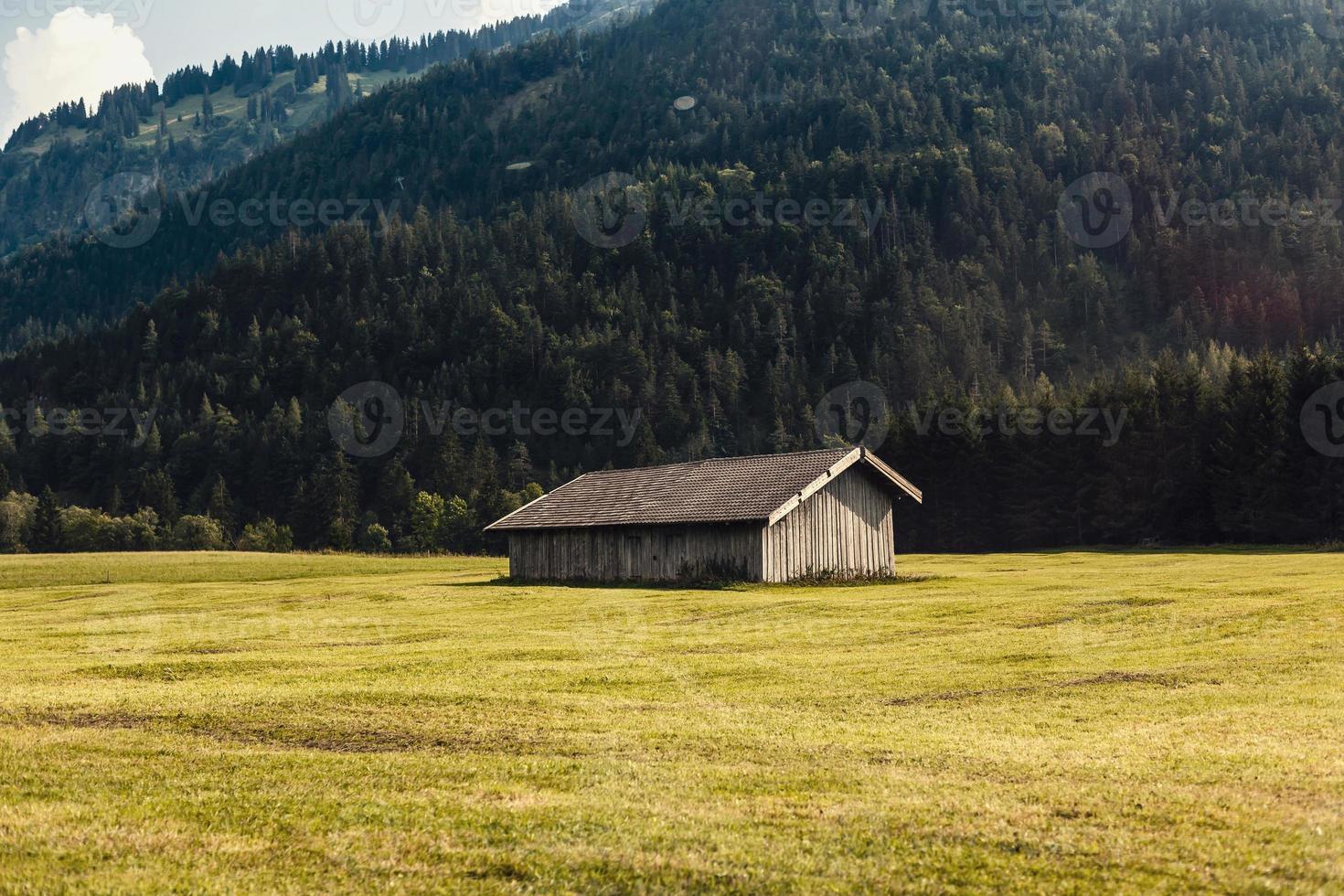 uno de madera casa en el otoño en un colina en el montañas. foto