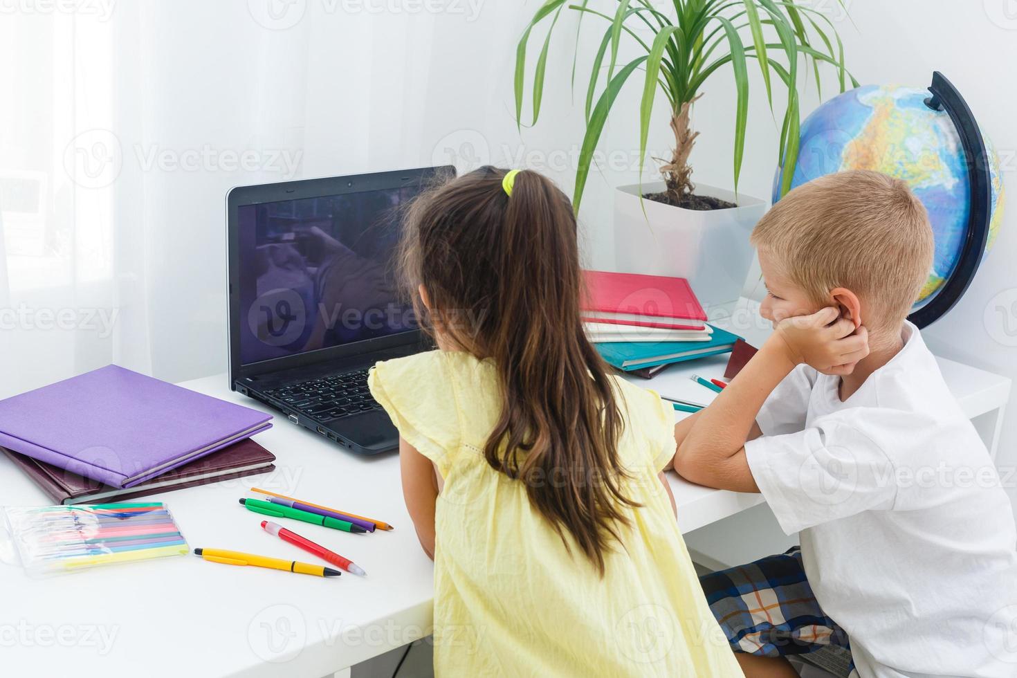 covid-19 coronavirus y aprendizaje desde hogar, hogar colegio niño concepto. pequeño niños estudiar en línea aprendizaje desde hogar con ordenador portátil. cuarentena y social distanciamiento concepto. foto