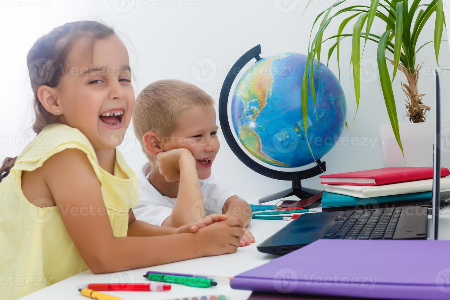 covid-19 coronavirus y aprendizaje desde hogar, hogar colegio niño concepto. pequeño niños estudiar en línea aprendizaje desde hogar con ordenador portátil. cuarentena y social distanciamiento concepto. foto