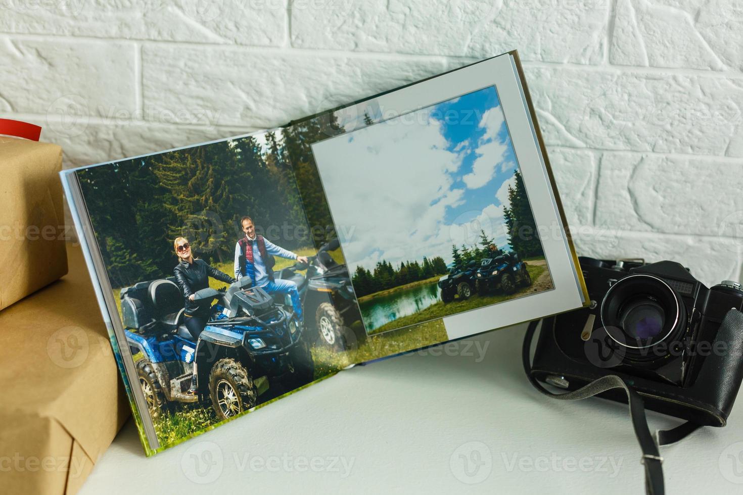 abrió foto libro con maravilloso ver de el montaña