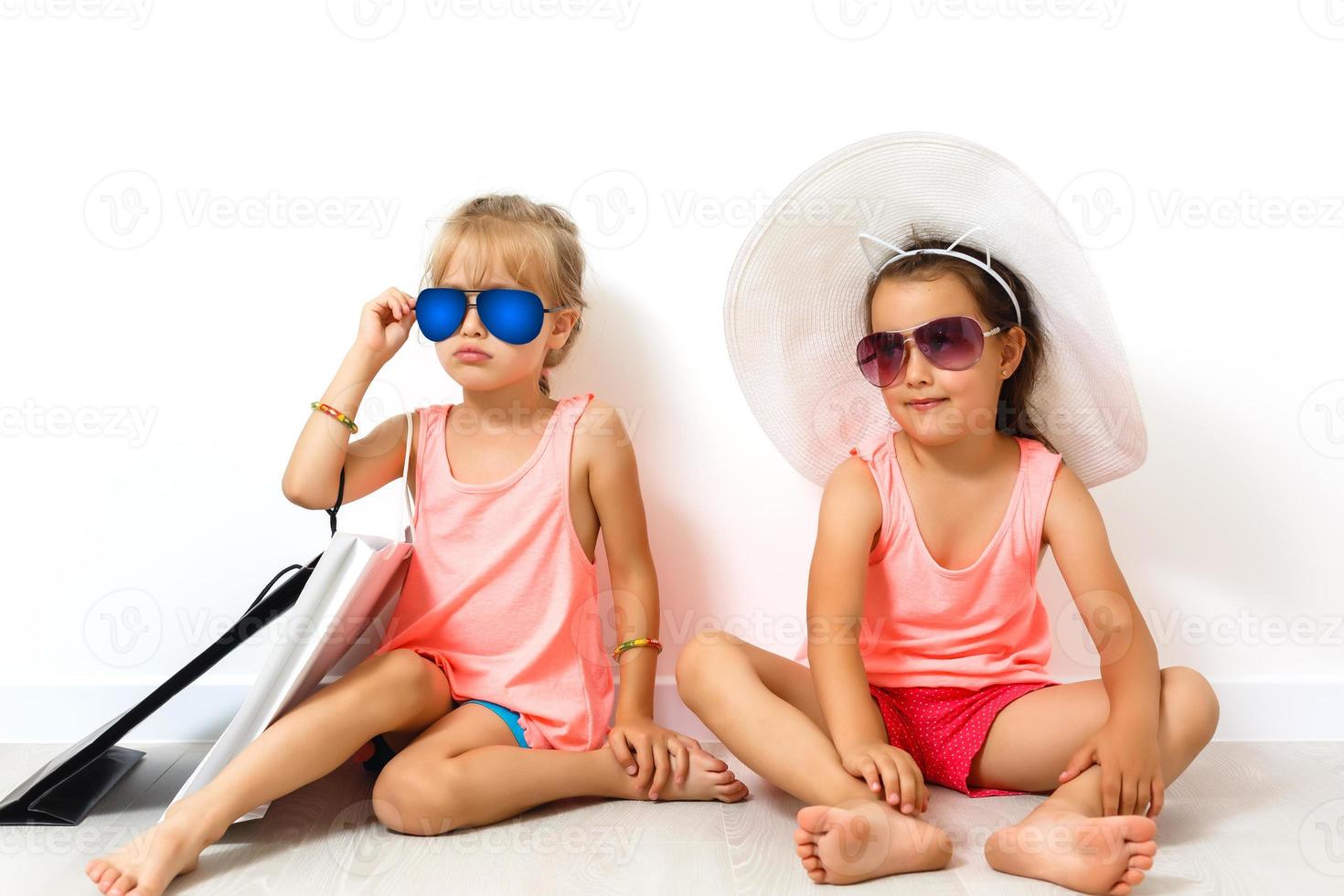 un niño, dos muchachas sentado en el piso. aislado en blanco antecedentes foto