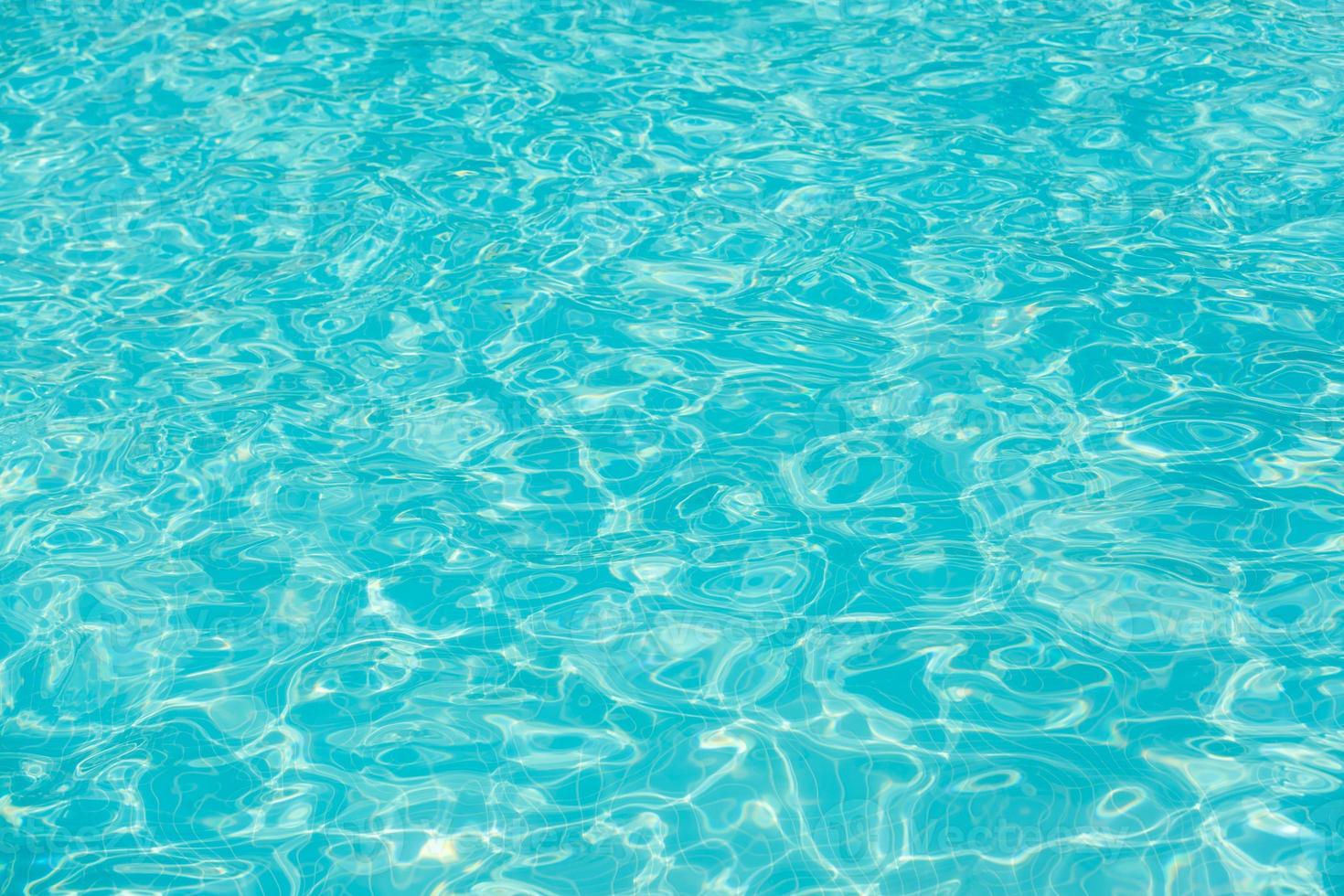 superficie de la piscina azul, fondo de agua en la piscina. foto