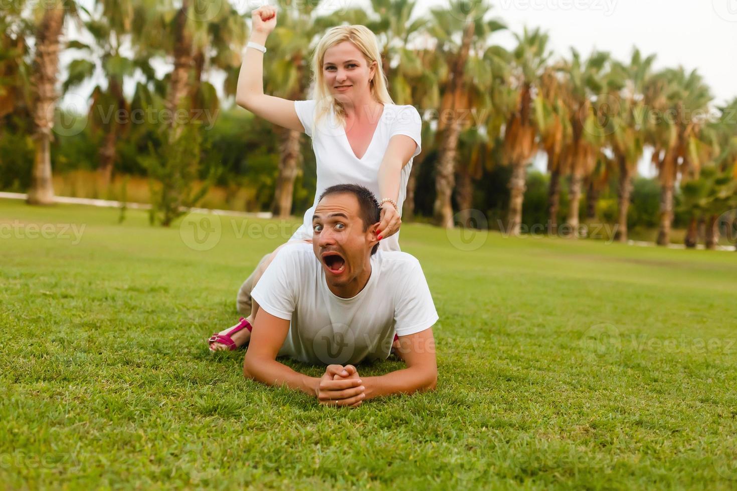 contento familia jugando y teniendo divertido cerca el palma arboles foto