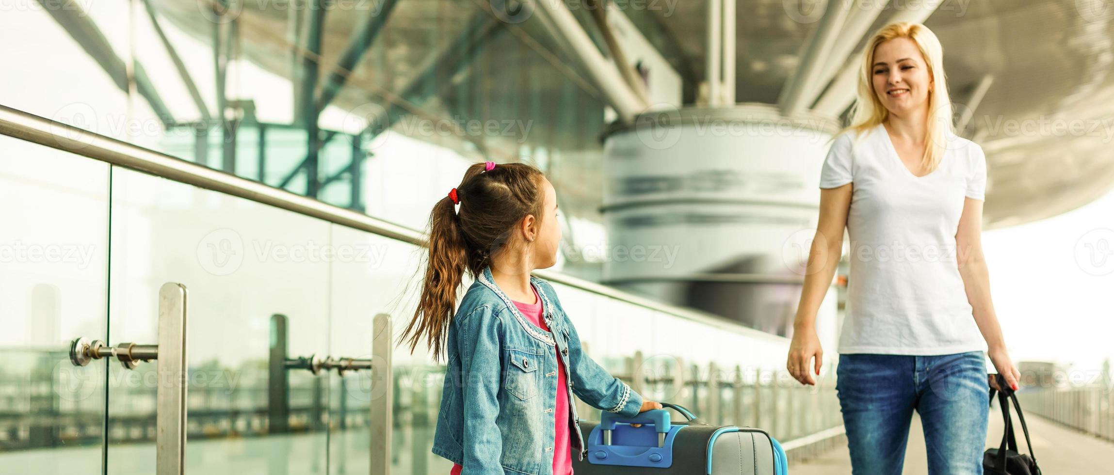 joven madre y niño en el aeropuerto. Clásico viraje foto