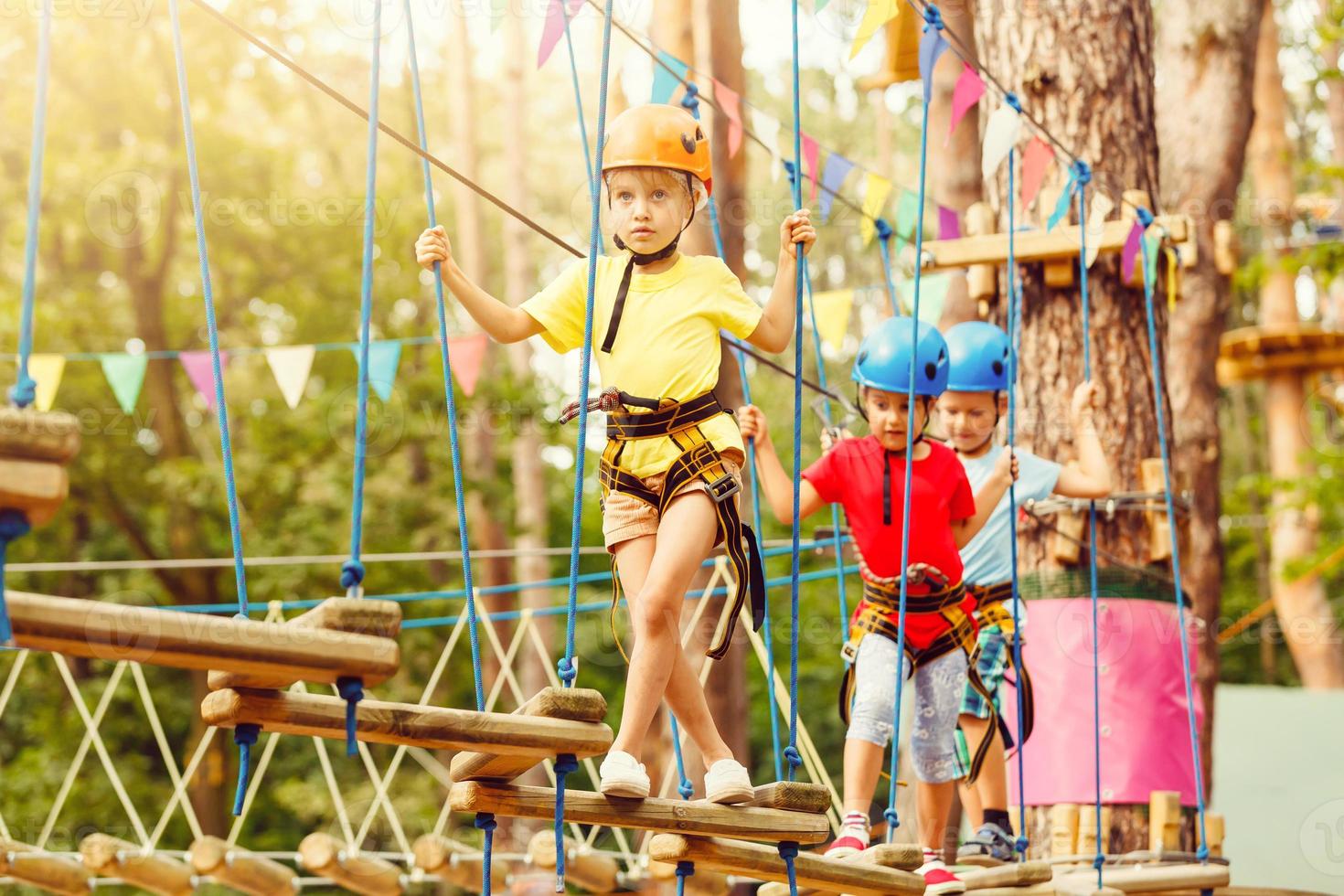 activo para niños recreación. alpinismo el cuerda parque foto