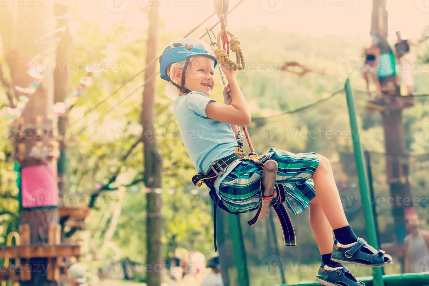 joven chico jugando y teniendo divertido haciendo ocupaciones al aire libre. felicidad y contento infancia concepto foto