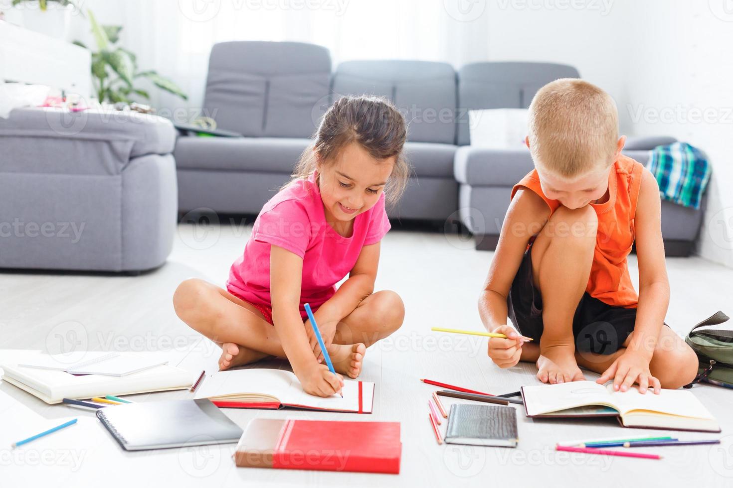 covid-19 coronavirus y aprendizaje desde hogar, hogar colegio niño concepto. pequeño niños estudiar en línea aprendizaje desde hogar con ordenador portátil. cuarentena y social distanciamiento concepto. foto