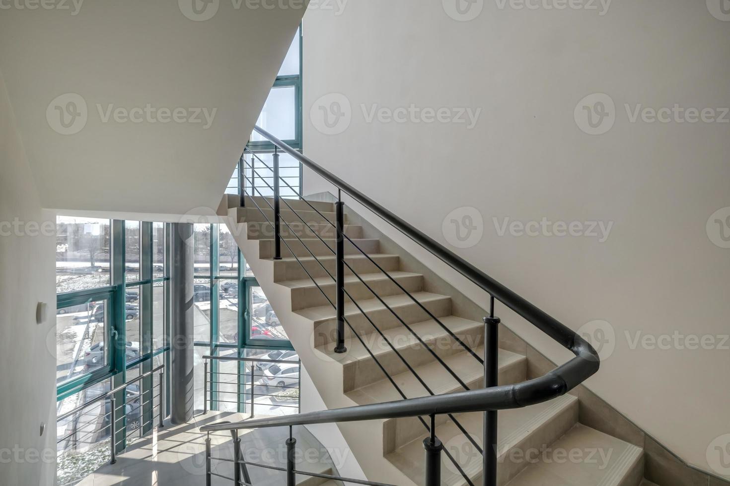 escaleras escalera de salida de emergencia y evacuación en escalera en un nuevo edificio de oficinas foto