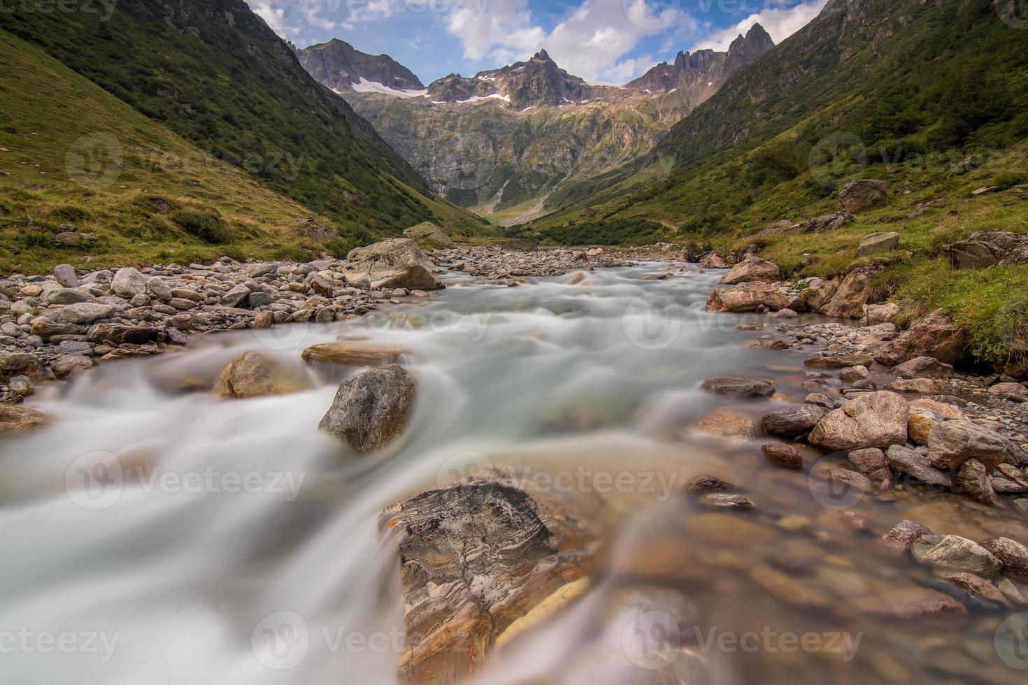 un río en el medio de montañas. largo exposición foto