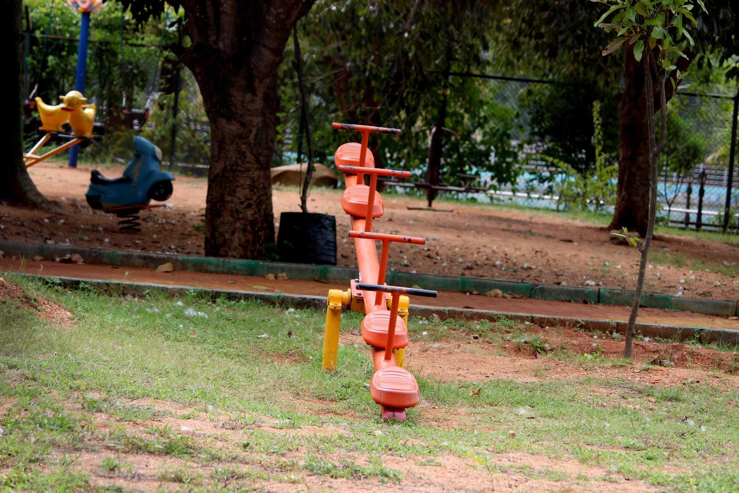 almatti, karnataka - diciembre 2, 2021 - para niños patio de recreo en rock jardín. foto