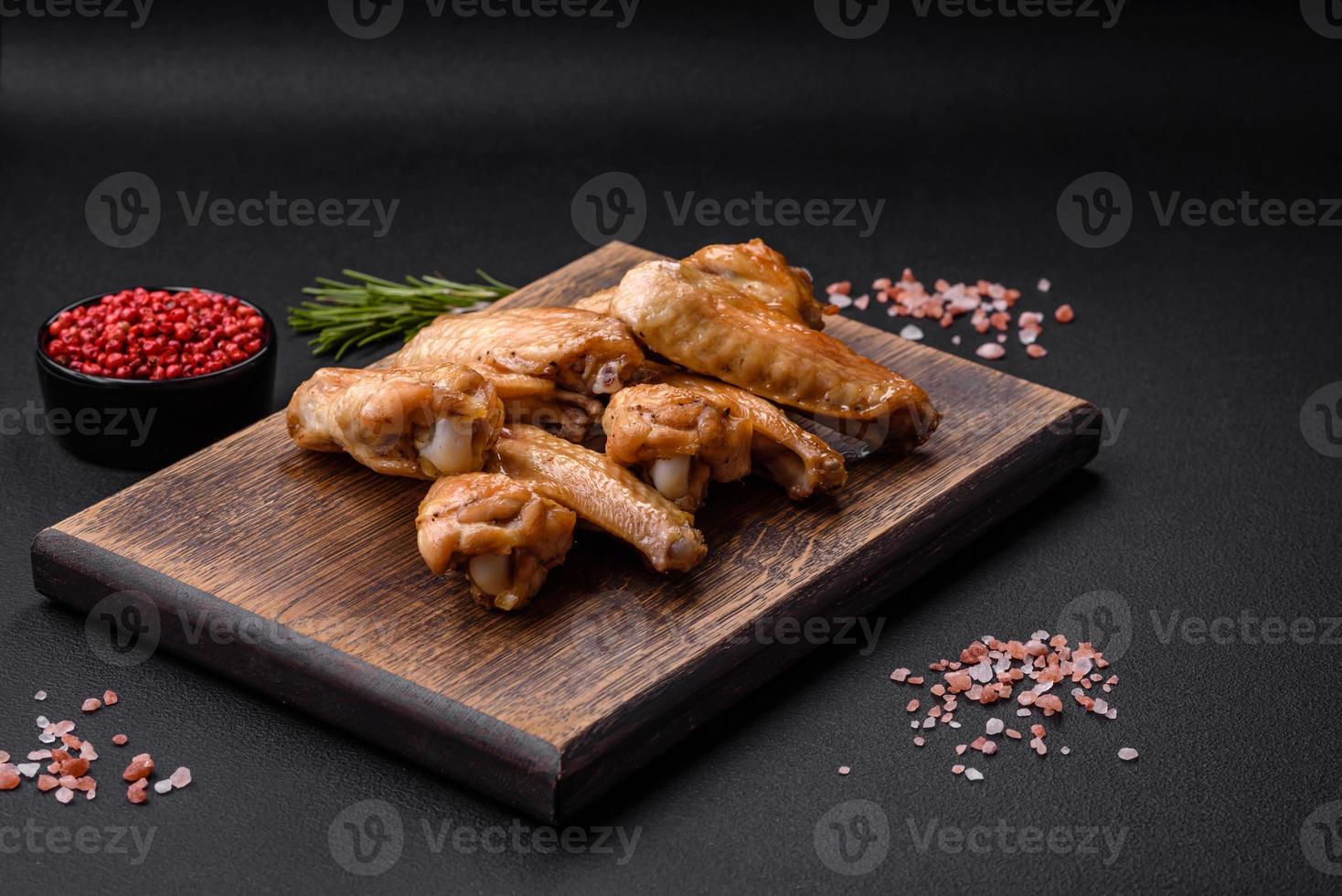 horneado pollo alas con sal, especias y hierbas foto