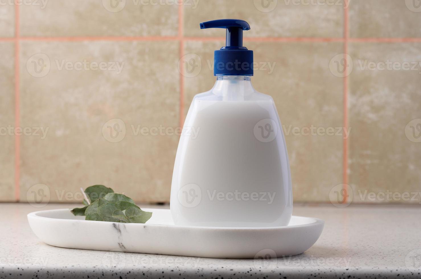 blanco el plastico envase con un bomba para líquido productos envase para productos cosméticos, jabón, crema foto