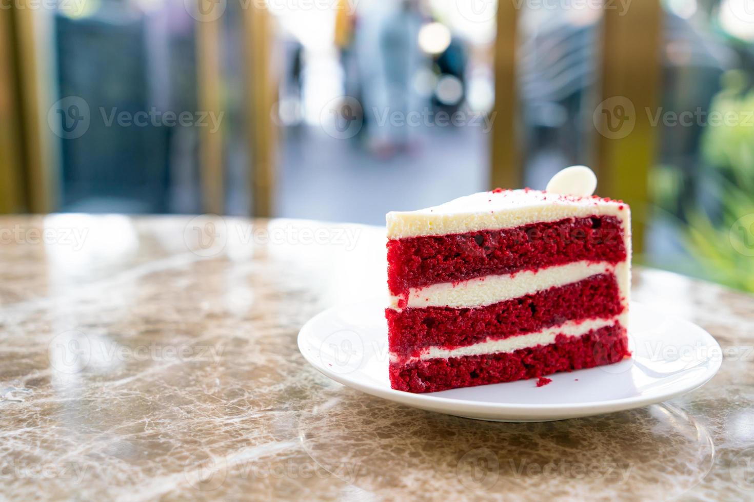 Pastel de terciopelo rojo en un plato foto