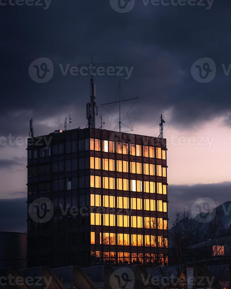a skyscraper that reflects the sun photo