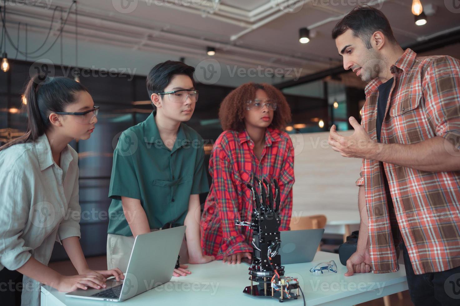 The advancement of technology has helped to alleviate human burdens. hand-controlled robot It is another type of work that assists in reducing the limits of people conducting their own work. photo