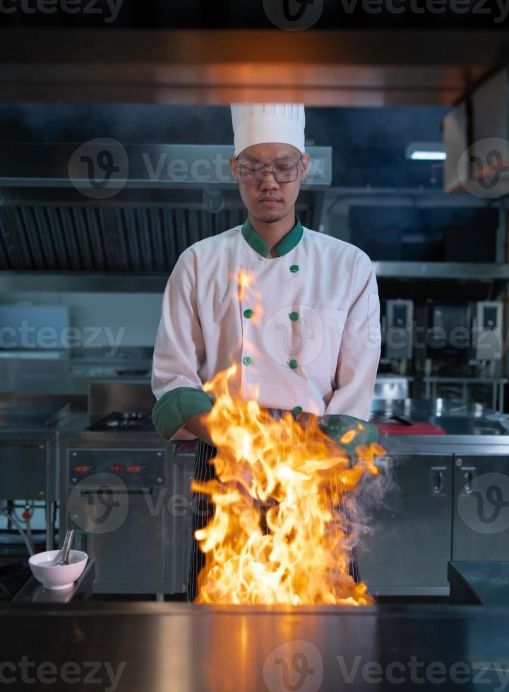 Chefs that specialize in cooking will be meticulous with every cooking process. Even minor details will not be overlooked. As with stir-fry, high heat will be used until a flaming flame appears photo