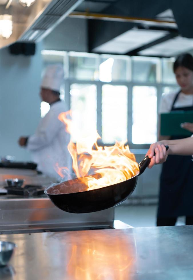 Chefs that specialize in cooking will be meticulous with every cooking process. Even minor details will not be overlooked. As with stir-fry, high heat will be used until a flaming flame appears photo