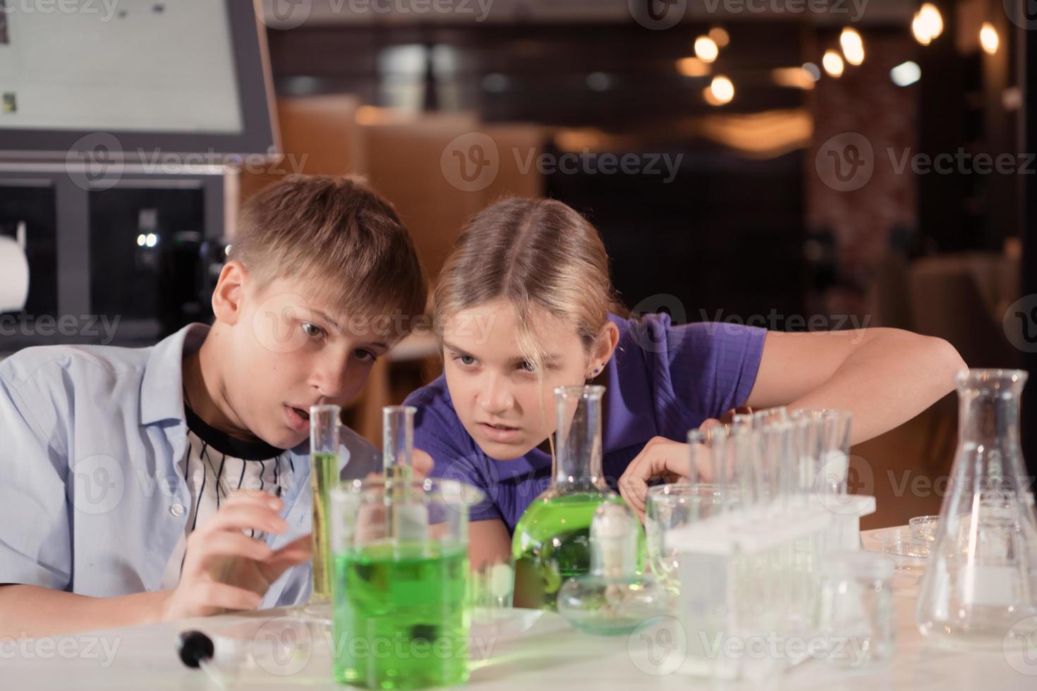 Ciencias salón de clases ayuda estudiantes aprender a observar, investigar y experimentar acerca de natural fenómenos y luego sistematizar resultados, principios, conceptos y teorías foto