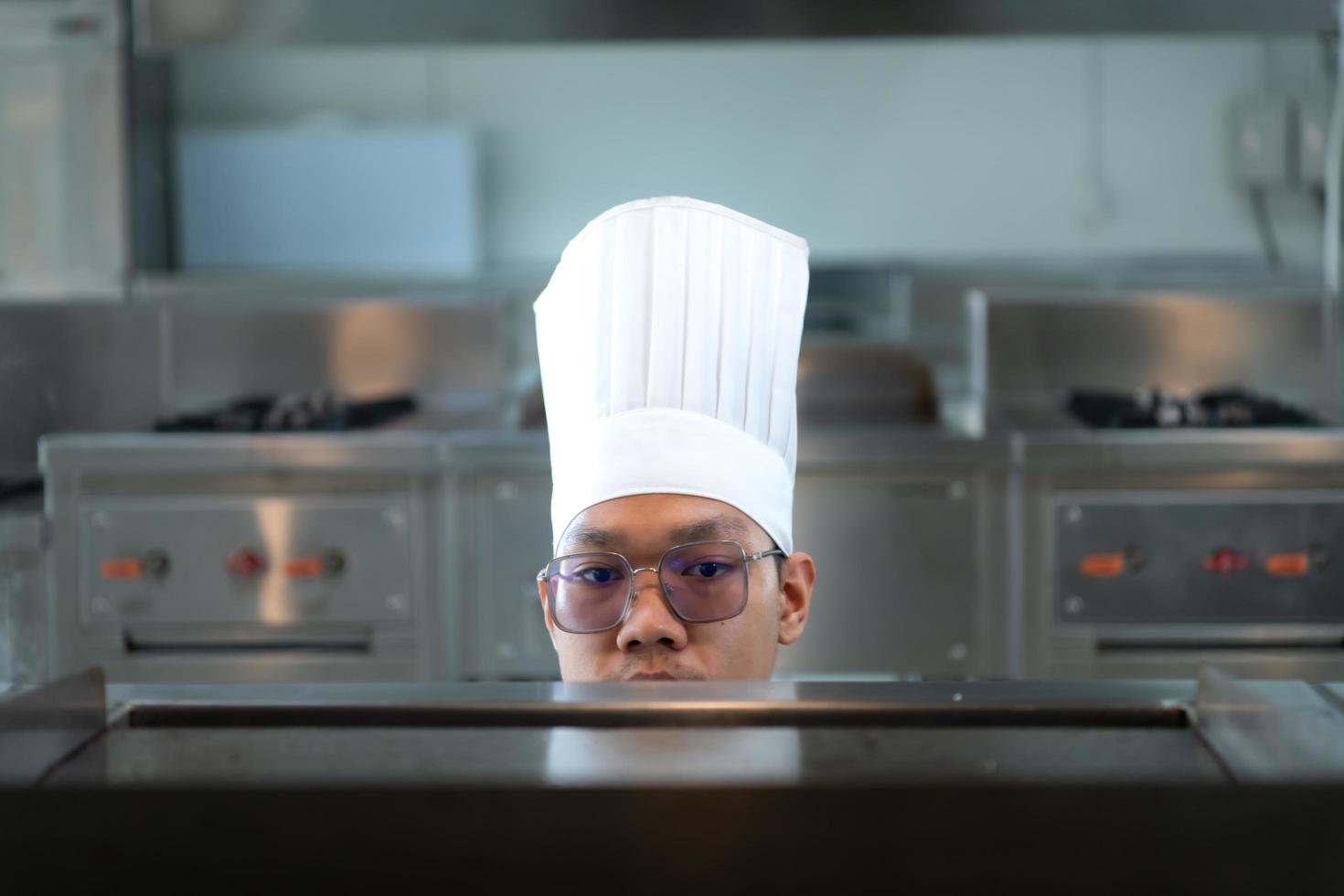 el cocinero tiene a controlar el calor de el estufa sólo Derecha a parrilla el filete entonces ese el madurez de el carne es según a el clientes deseo foto