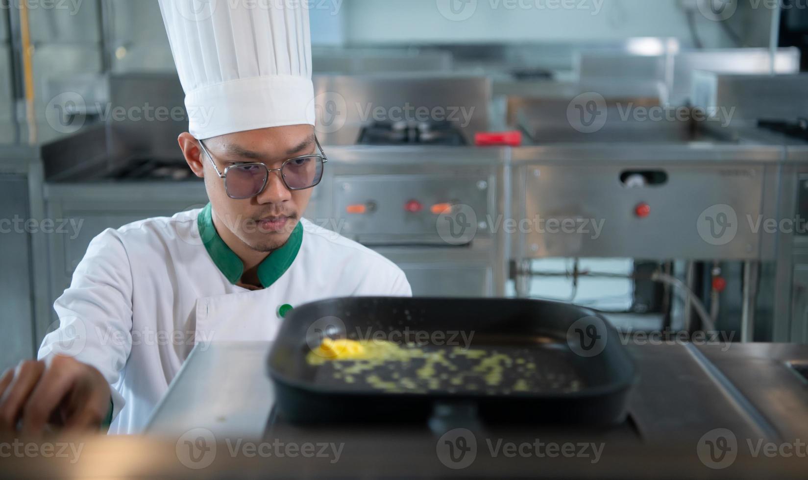 The chef has to control the heat of the stove just right to grill the steak so that the ripeness of the meat is according to the customer's desire photo